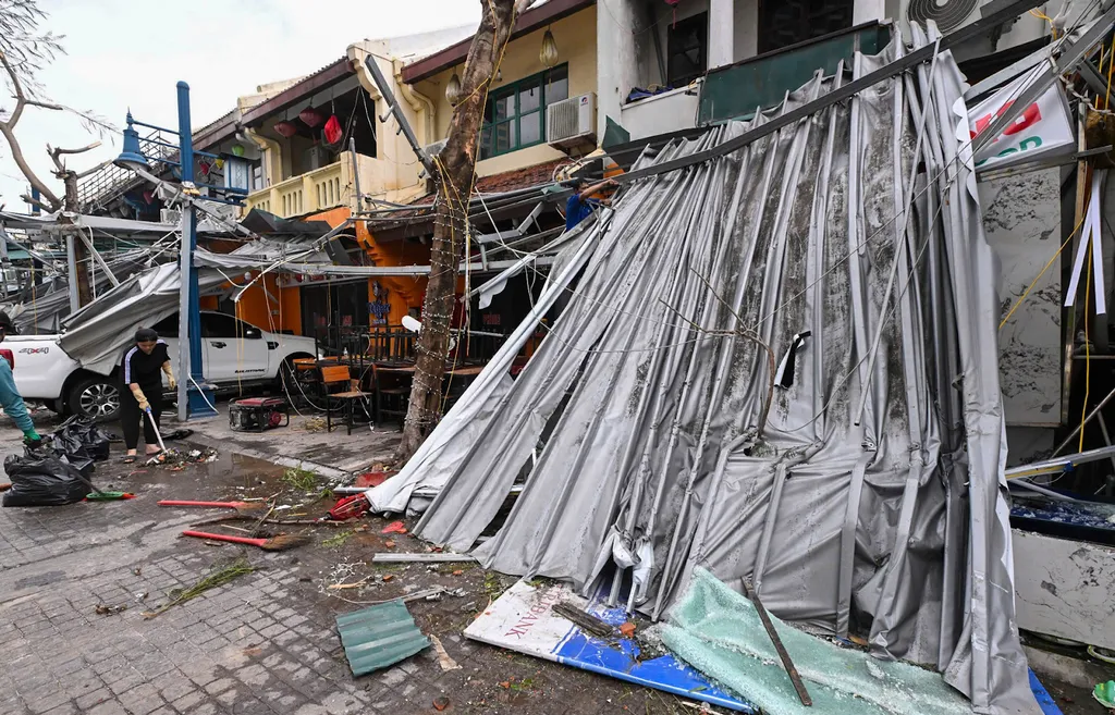 Bão Yagi với sức gió khủng khiếp, đã gây ra nhiều thiệt hại nghiêm trọng, đặc biệt là phá hủy hàng loạt cửa kính và làm tốc mái nhiều ngôi nhà