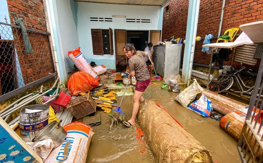 Cần loại bỏ bùn đất và nước bẩn ra khỏi nhà để tránh làm xói mòn cấu trúc ngôi nhà