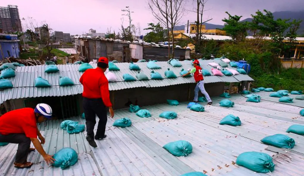 Bao cát, bao gạch là một trong những vật liệu phổ biến giúp chống tốc cho mái nhà bằng tôn