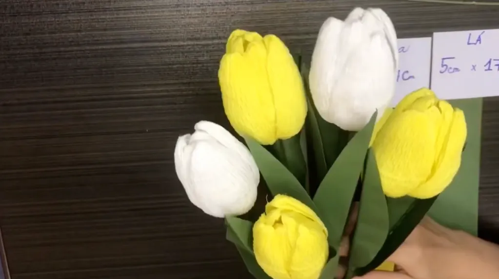 Cách làm hoa tulip bằng giấy nhún cực đơn giản