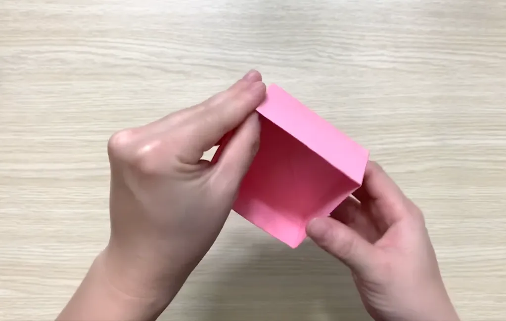 Làm tương tự với giấy origami màu khác để làm thành nắp của hộp