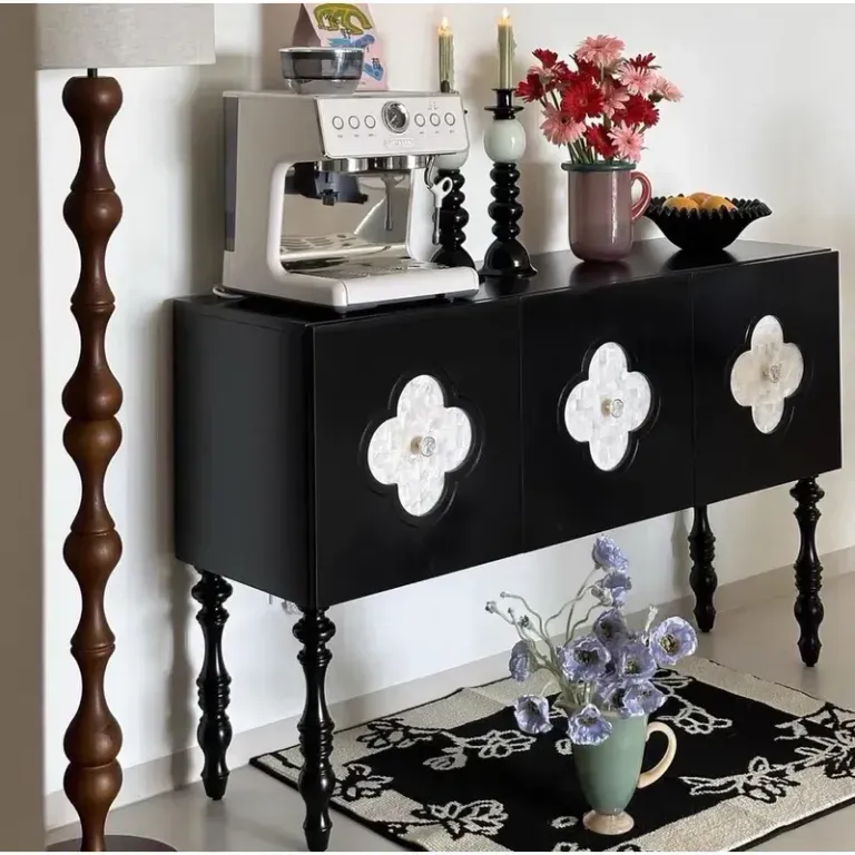 Mẫu bàn console với lối thiết kế cực bắt mắt, màu sắc đen quyến rũ