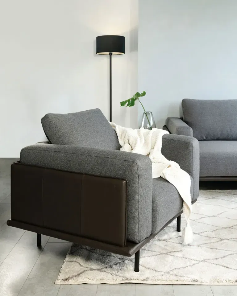 Ghế sofa đơn với thiết kế chắc chắn và đẹp mắt giúp bạn làm đẹp cho không gian phòng khách của mình