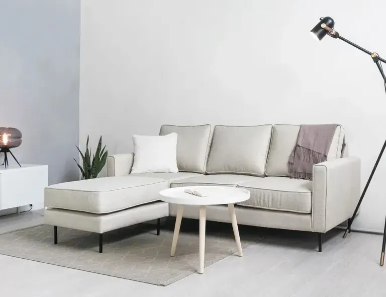 Mẫu ghế sofa chữ L chân cao màu be nhạt sang chảnh và sáng không gian