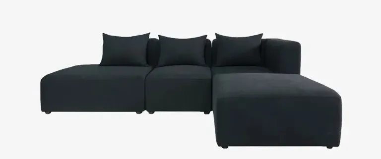 Mẫu ghế sofa chữ L chân thấp, màu đen tuyền bắt mắt