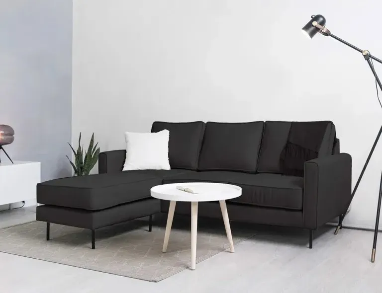 Mẫu ghế sofa chữ L màu đen với thiết kế đường viền mạnh mẽ và tinh tế