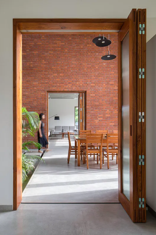 Cửa gập thông phòng kết hợp gỗ và kính