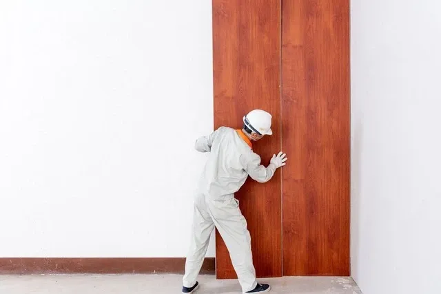 Thi công dán tấm gỗ ốp tường