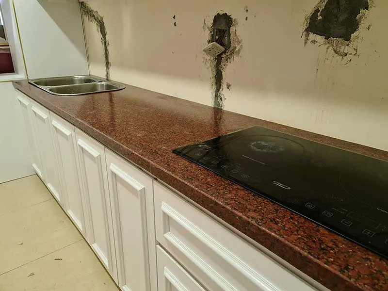 Ốp tường bếp và mặt bàn bếp bằng đá granite trắng sa mạc