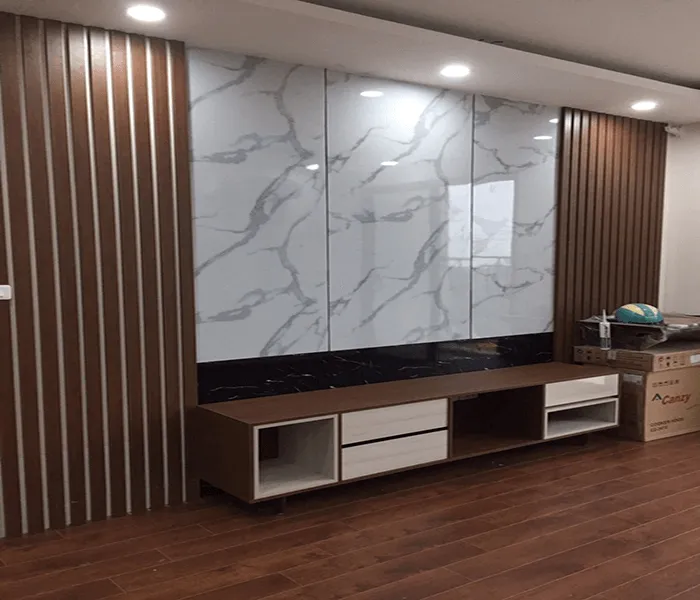 Ốp tường phòng khách bằng gỗ nhựa composite