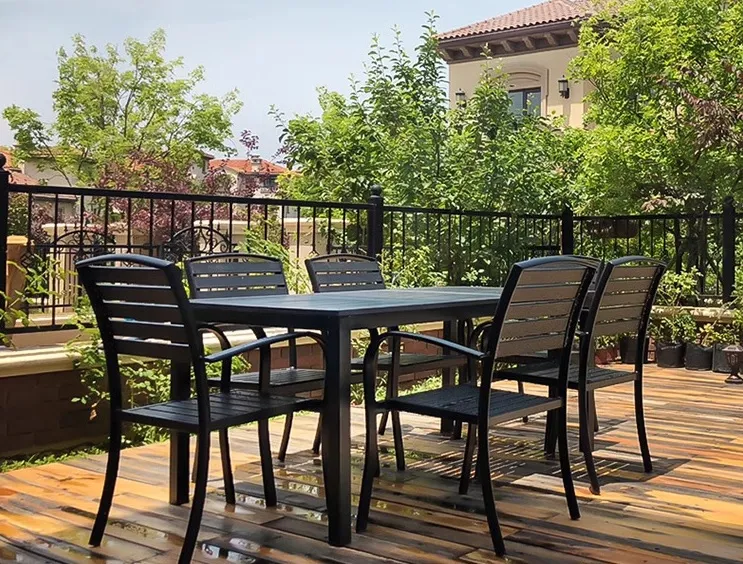 Bộ bàn ghế ngoài trời làm từ nhựa composite