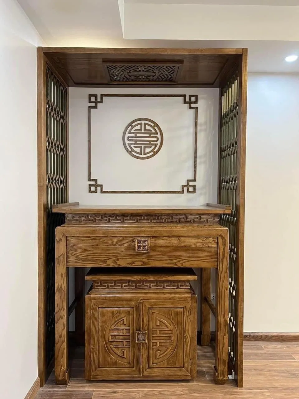 Mẫu bàn thờ đứng gỗ sồi đơn giản