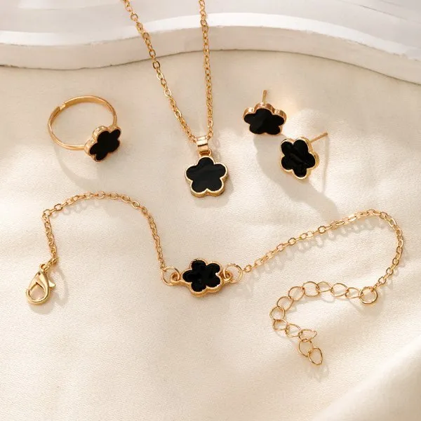 Các món trang sức nhỏ cũng là một món quà tốt nghiệp cho con gái đầy ý nghĩa