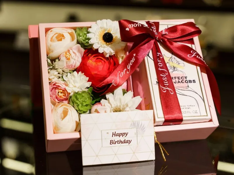 Quà sinh nhật cho nữ kèm thiệp với lời chúc chân thành