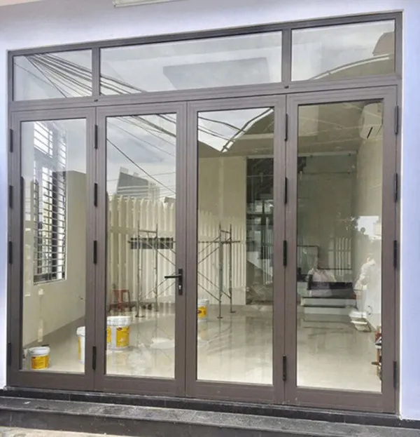 Mẫu cửa sắt phòng khách đơn giản