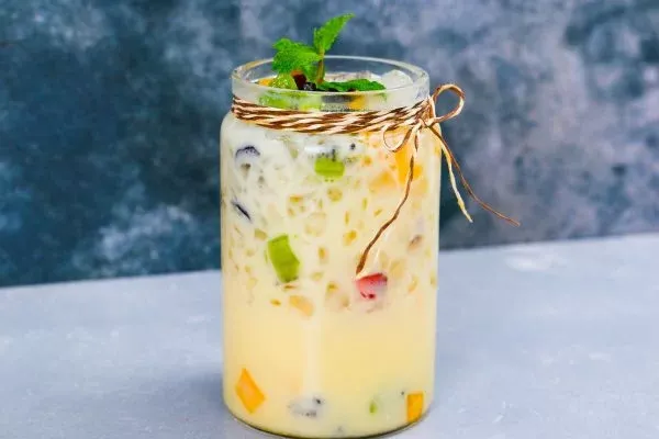 Thành phẩm sữa chua uống với hoa quả tươi