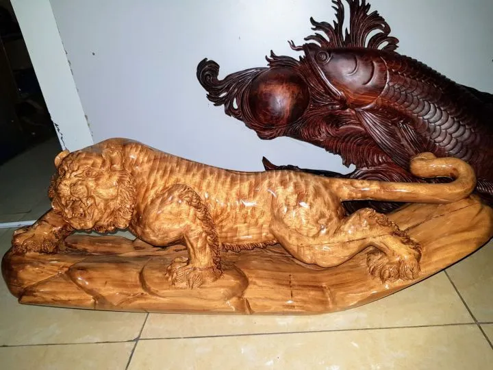 Tượng làm từ gỗ bách xanh chun chớp với nét vân độc đáo