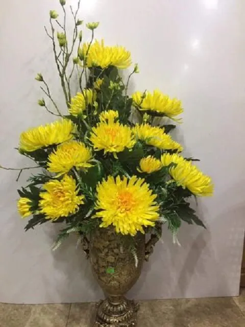 Bình hoa cúc được cắm cân đối phù hợp với không gian bàn thờ