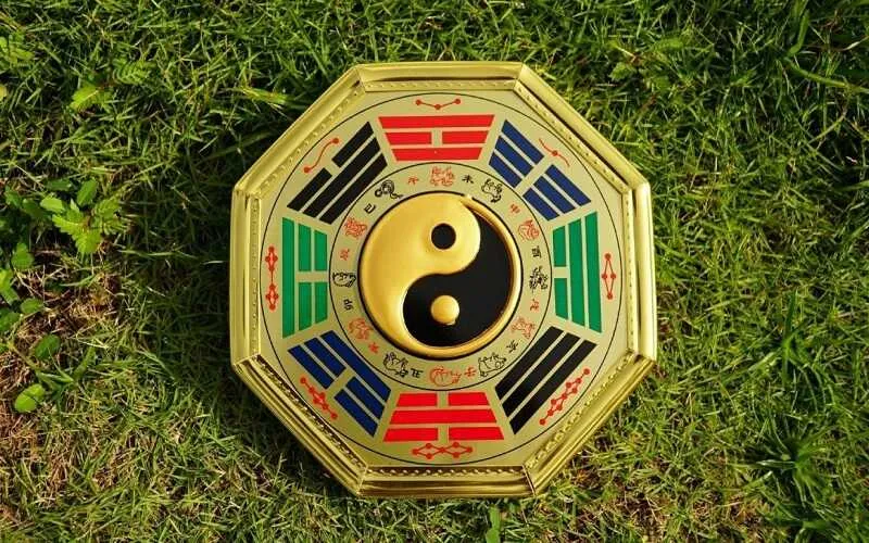 Hình bát quái xung quanh Thái cực trong phong thủy bát quái