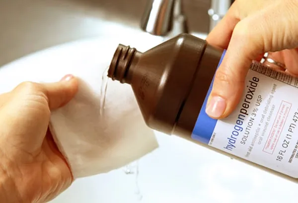 Oxy già cũng là một hóa chất giúp loại bỏ nấm mốc trên gỗ