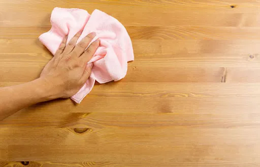 Thường xuyên vệ sinh tấm gỗ ốp tường để duy trì vẻ đẹp và độ bền