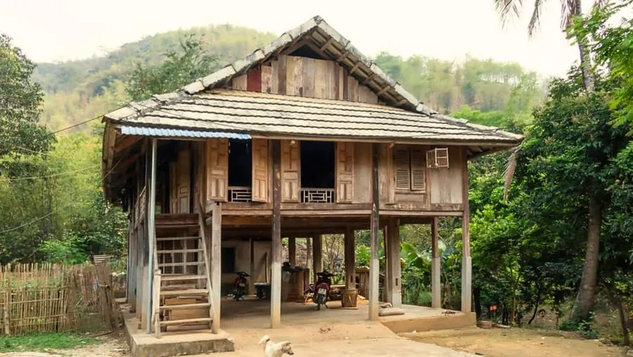 Nhà sàn làm từ gỗ kiểu truyền thống