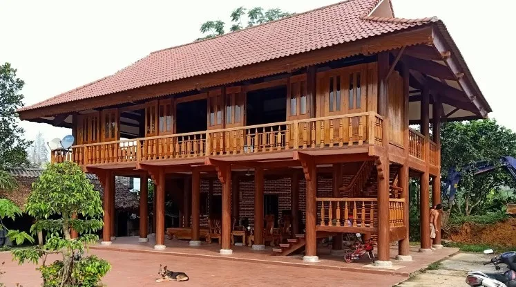 Nhà sàn làm từ bê tông hoàn thiện giả gỗ