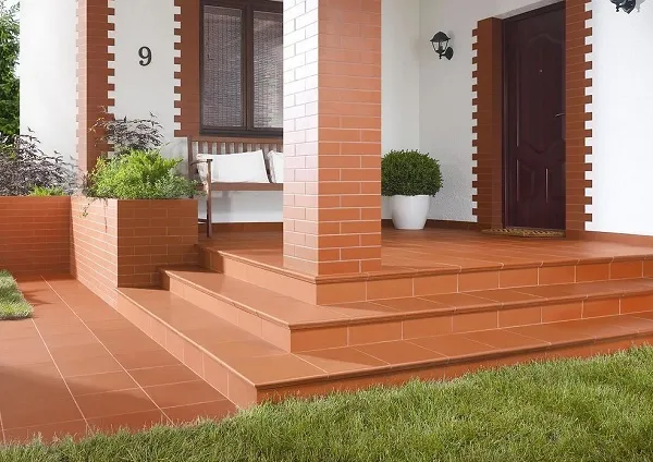 Bậc tam cấp nhà cấp 4 với gạch đỏ gần gũi
