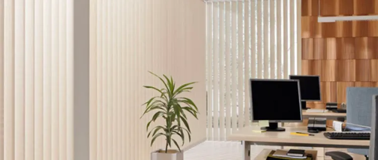 Rèm gỗ ngăn cách không gian làm việc với phòng khách