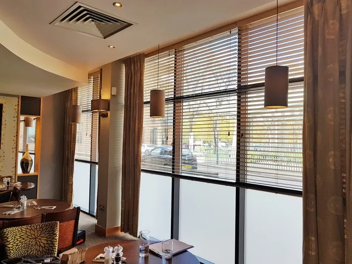 Rèm cửa sổ sáo gỗ cho không gian nhà hàng