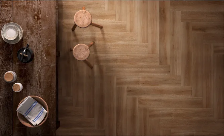 Gạch giả gỗ đã trở thành một lựa chọn phổ biến trong thiết kế nội thất và ngoại thất hiện nay, giúp tạo nên không gian ấm cúng và sang trọng.