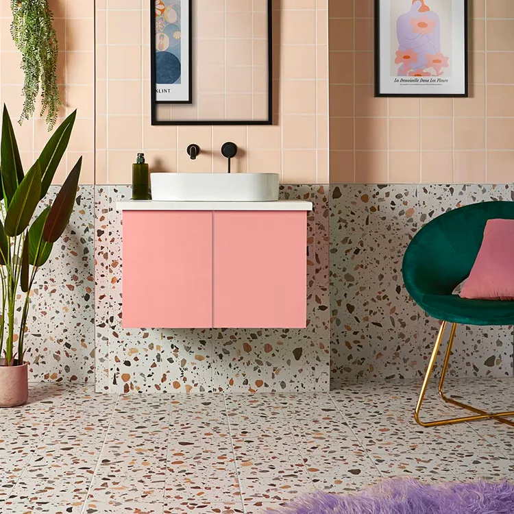 Gạch Terrazzo cũng được sử dụng để lát tường và các bức tường phía sau bếp, nhà tắm, tạo ra một bề mặt nhẵn mịn và dễ dàng vệ sinh.