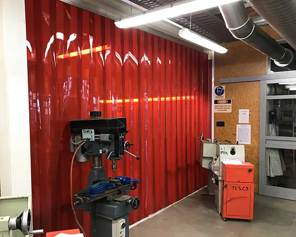 Rèm PVC ngăn tia lửa hàn - Đây là một phương tiện bảo vệ quan trọng trong các khu vực có nguy cơ cháy nổ cao như nhà máy, phòng thí nghiệm, trạm điện, các khu vực sản xuất và sửa chữa máy móc.