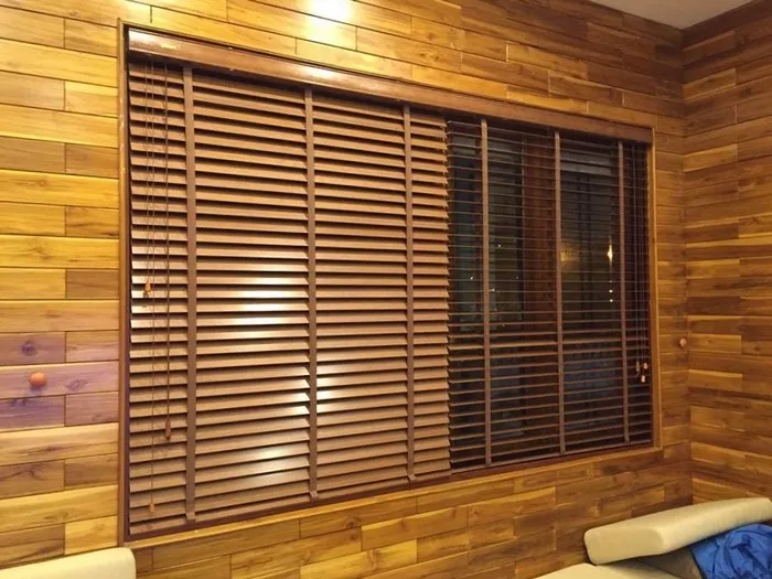 Rèm cửa đẹp sáo gỗ thiết kế cho ô cửa sổ nhỏ
