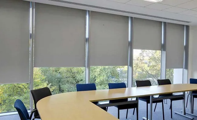 Mẫu rèm cửa sổ cuốn hiện đại cho khu vực phòng họp