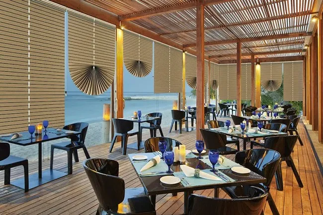 Nhà hàng ven biển sử dụng rèm cửa đẹp dạng sáo kết hợp trần lam gỗ độc đáo
