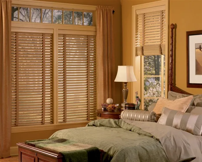 Rèm cửa đẹp dạng sáo gỗ cuốn giúp điều chỉnh độ sáng phù hợp cho phòng ngủ