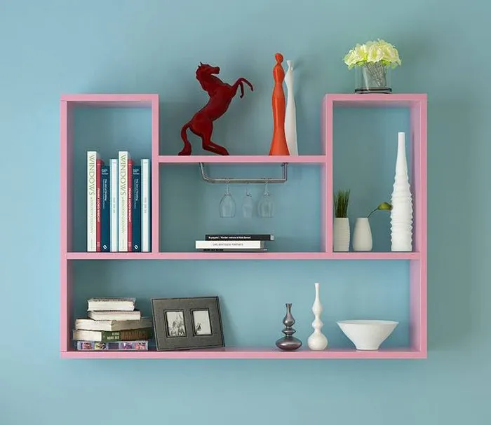 Tấm nhựa PVC làm kệ treo tường giúp tiết kiệm không gian