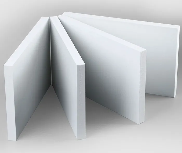 Tấm nhựa PVC có khả năng kháng nước tốt và được bán với mức giá cạnh tranh