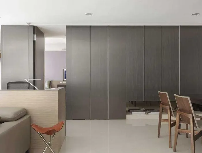 Tấm nhựa PVC màu ghi sẫm được dùng làm vách ngăn