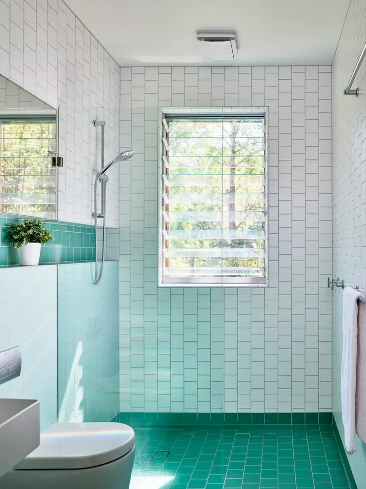 Gạch men là một lựa chọn tốt cho việc lát sàn và tường trong phòng tắm. Với lớp men bảo vệ bề mặt, gạch men có khả năng chống thấm nước, không bám bẩn và dễ vệ sinh.