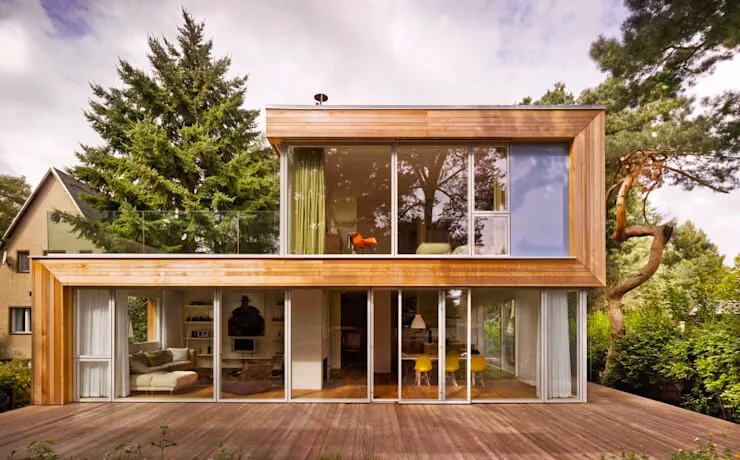 Nhà bằng gỗ tận dụng tối đa ánh sáng tự nhiên bằng cách lắp đặt cửa sổ lớn và các tấm kính trong suốt