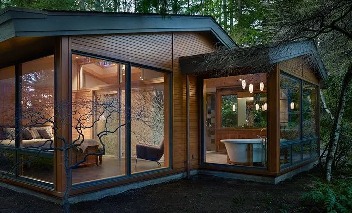 Nhà bằng gỗ kết hợp với kính, tạo nên không gian sống đắt giá