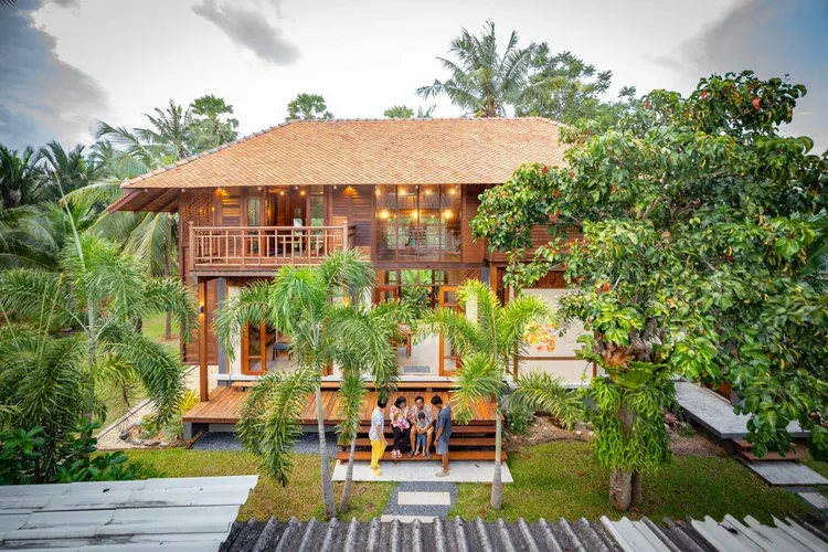 Nhà 2 tầng kiểu Thái bằng gỗ nổi bật với vẻ đẹp sang trọng
