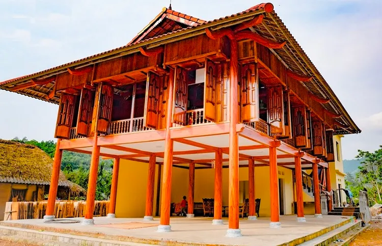Nhà sàn có kiến trúc cổ điển, mang đến sự ấm cúng và thanh bình, tạo nên một không gian sống truyền thống đậm chất Việt Nam