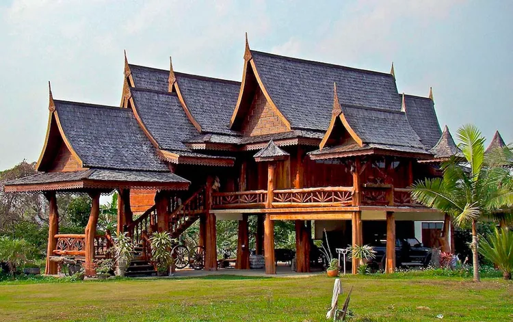 Được lấy cảm hứng từ những mẫu nhà sàn tại đất nước chùa Vàng, các kiến trúc sư đã áp dụng và điều chỉnh sao cho phù hợp với xu hướng và điều kiện khí hậu tại Việt Nam. Nhìn từ bên ngoài, nhà sàn kiểu Thái có cấu trúc vững chắc, cùng những đường nét hài hòa tạo nên một tổng thể hoàn hảo.