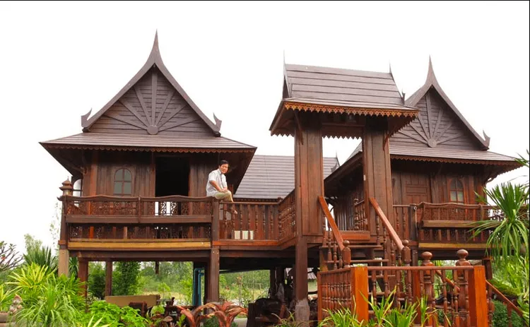 Điểm nổi bất nhất của kiểu thiết kế này chính là phần giả công, má nhà được cách điệu với nhiều điểm nhọn cao chuẩn Thái Lan.