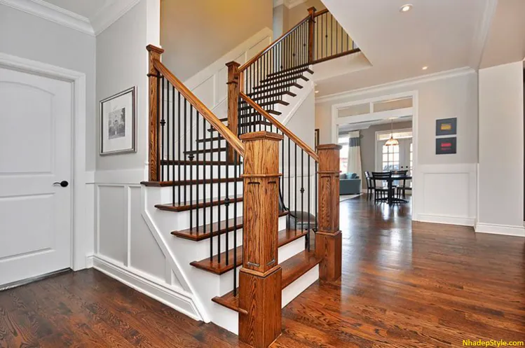 Tay vịn cầu thang bằng gỗ với kiểu dáng thanh thoát, mang đến không gian nội thất trang nhã và đầy phong cách