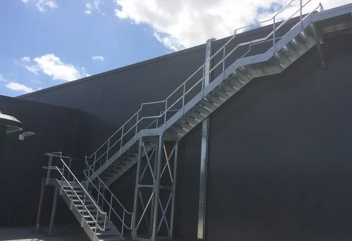 Mẫu cầu thang sắt đẹp ngoài trời thiết kế xoay chiều 90 độ cho nhà xưởng
