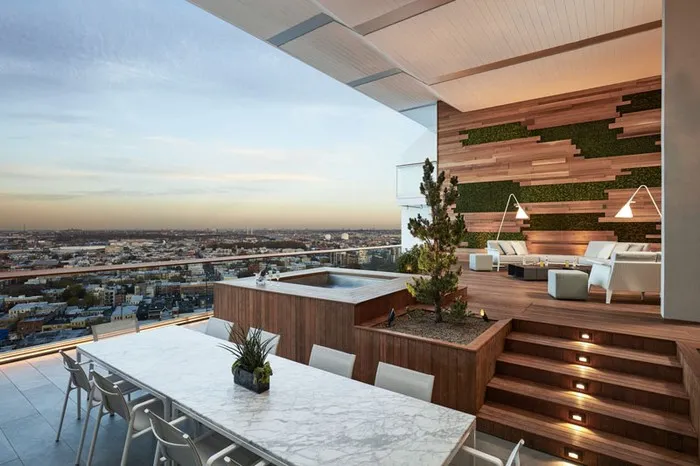 Mẫu ban công đẹp cho căn hộ penthouse bố trí bàn ăn và bàn trà view 360 độ